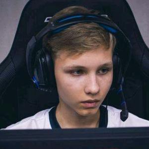 一个年少得 一个年少得